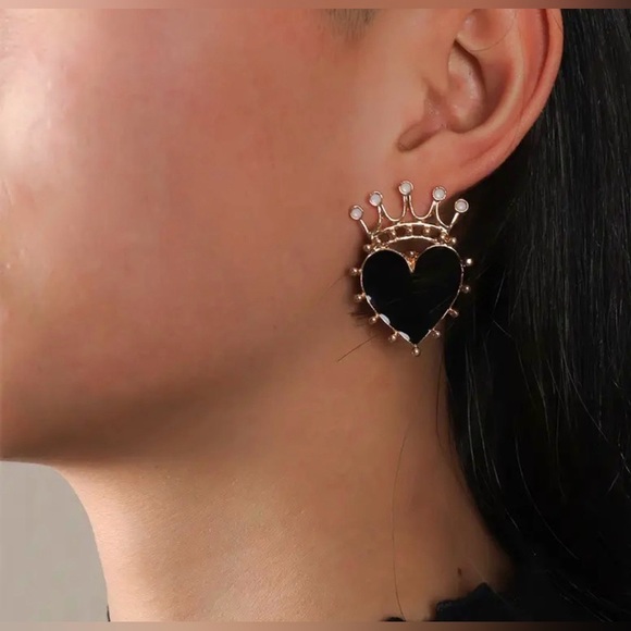 🖤👑 Black and Gold ‘Queen of Hearts’ Stud Earrings - Picture 2 of 3